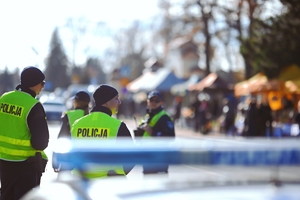 Policjanci w trakcie działań w rejonie cmentarza.