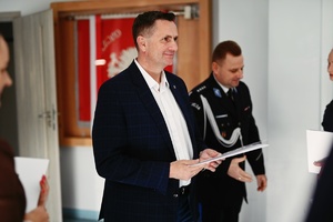 Prezydent Miasta Skierniewice wraz z Komendantem Miejskim Policji w Skierniewicach gratulujący wyróżnionym.