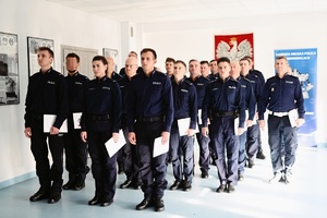 Wyróżnieni funkcjonariusze w szyku.