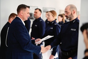 Prezydent Miasta Skierniewice wraz z Komendantem Miejskim Policji w Skierniewicach wręczający nagrofdy.