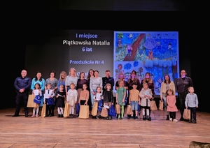 Zdjęcie grupowe z dziećmi.