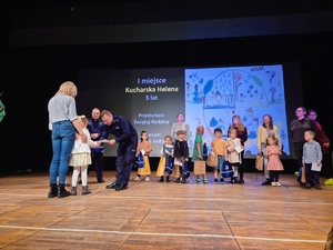 Komendant Miejski Policji w Skierniewicach wręczający nagrody.