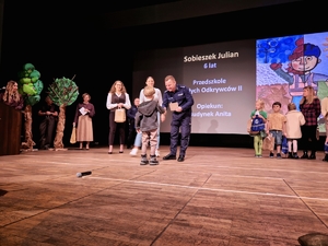Komendant Miejski Policji w Skierniewicach wręczający nagrody.