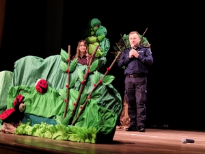 Komendant Miejski Policji w Skierniewicach podczas przemówienia.