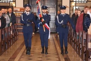Poczet sztandarowy w kościele.