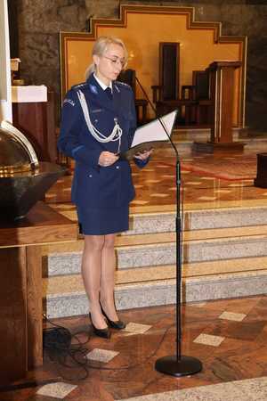 Policjantka odczytująca intencje.