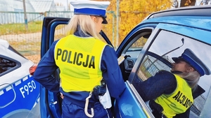 Policjantka podczas kontroli drogowej.