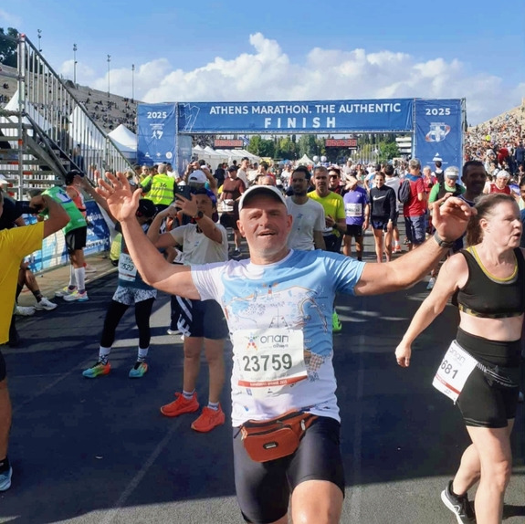 Policjant, który ukończył właśnie bieg maraoński.