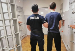 Policjant z zatrzymanym mężczyzną.