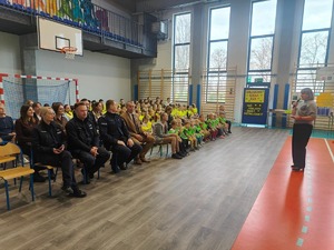 Uczestnicy na sali gimnastycznej podczas spotkania.