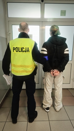 Policjant z zatrzymanym.