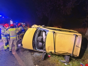 Zdjęcie ze zdarzenia drogowego, na miejscu pracujące służby ratownicze.