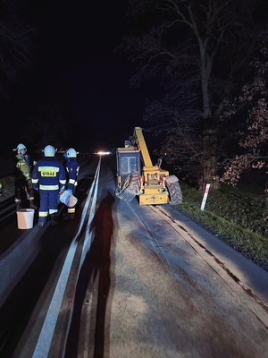 Uszkodzona koparka po zdarzeniu drogowym.