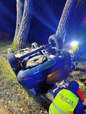 Policjant podczas oględzin pojazdu.