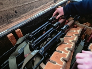Długa broń przygotowana do wydawania rezerwistom.
