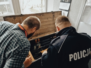 Policjanci przy broni długiej.