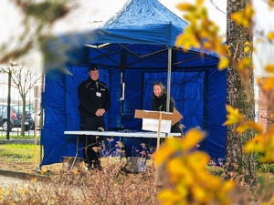 Stanowisko na zewnątrz przyjmujące rezerwistów.