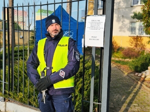 Policjant pełniący służbę przy wejściu wyznaczonym dla rezerwistów.