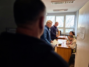 Rezerwiści w punkcie w Komendzie Miejskiej Policji w Skierniewicach.