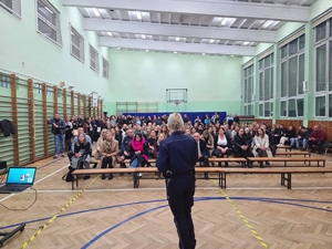 Rodzice słuchający prelekcji policjantki.