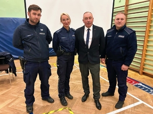 Policjanci z dyrektorem szkoły.