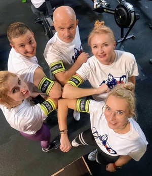 Policjanci biorący udział w maratonie z opaskami policja.