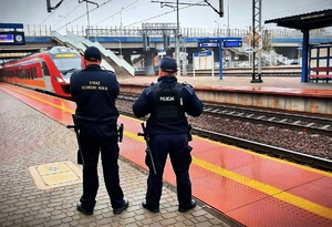 Policjant wraz z SOK.