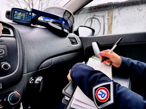 Policjant wypisujący mandat.