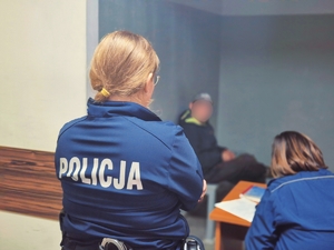 Policjantki podczas czynności w komendzie z zatrzymanym.