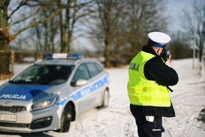 Policjant w trakcie mierzenia prędkości na punkcie kontronym.