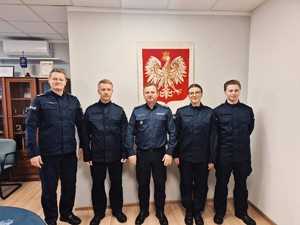 Wspólne zdjęcie posterunkowych z komendantami.