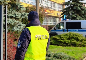 Policjant stojący tyłem.