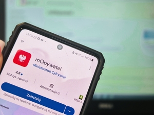 Telefon z aplikacją mobywatel.