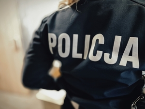 Policjant stojący tyłem.
