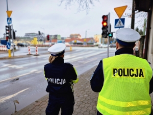 Policjanci ruchu drogowego na skrzyżowaniu.