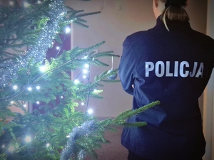 Policjantka obok choinki.
