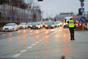 Policjant kierujący ruchem.