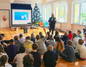 Policjantka na spotkaniu z młodzieżą.