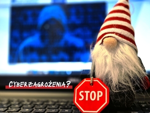 Napis stop, a w tle komputer.