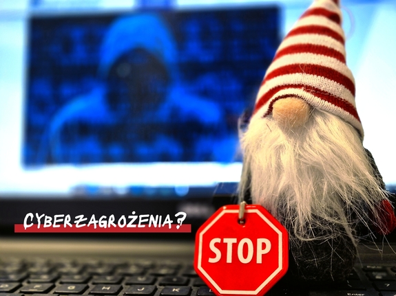 Napis stop, a w tle komputer.