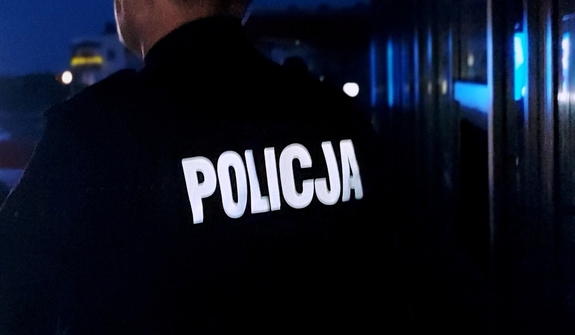 Policjant stojący tyłem.