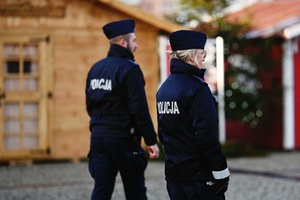 Policjanci na skierniewickim rynku.