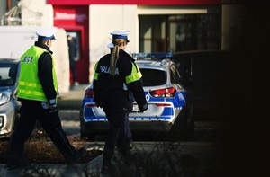 Policjanci przy radiowozie.