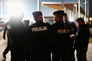 Policjanci stojący tyłem.