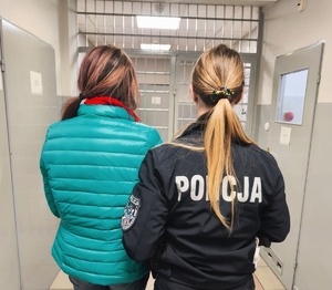 Zatrzymana kobieta z Policjantką.