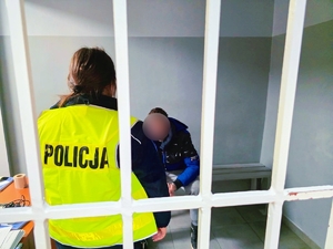 Policjant z doprowadzonym do tutejszej jednostki nietrzeźwym kierującym.