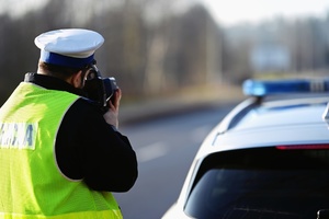Policjant podczas mierzenia prędkości.