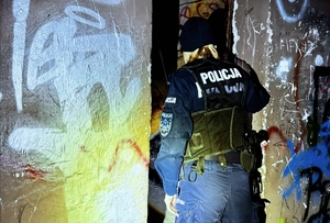 Policjantka kontrolująca pustostan.