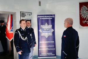 Komendant Miejski Policji w Skierniewicach wraz z I Zastępcą Komendanta Miejskiego Policji w Skierniewicach podczas składania meldunku przez dowódcę uroczystości.