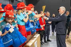 Uczniowie odbierający puchar.